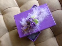 Boite cadeau rectangulaire violette "bouquet + plume"