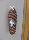 suspension : pomme de pin bleue