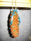 Suspension : pomme de pin turquoise